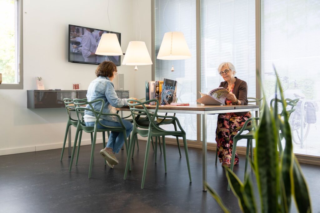 De lichte wachtruimte van de praktijk